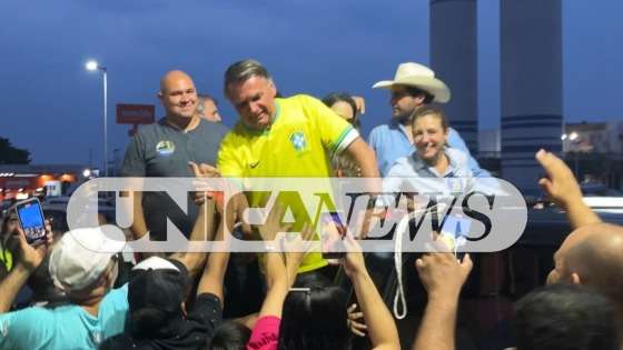 Bolsonaro desembarca em Cuiabá e inicia carreata pedindo votos para Abilio