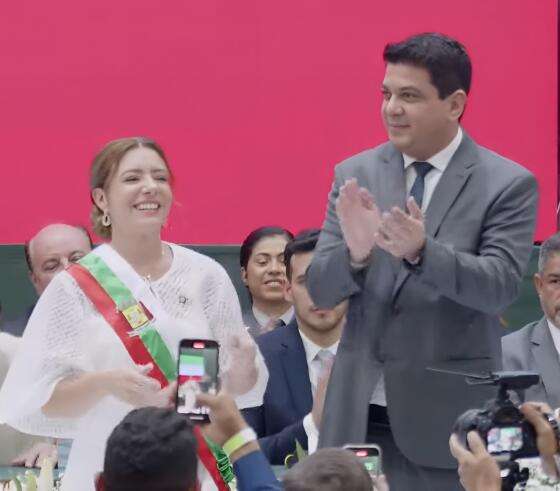 kalil passa a faixa para flavia moretti