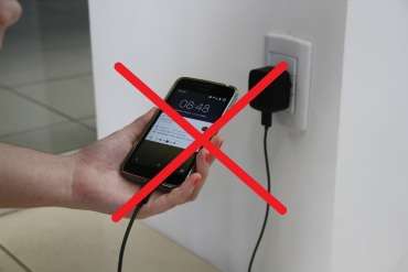 celular ligado na tomada.jpg