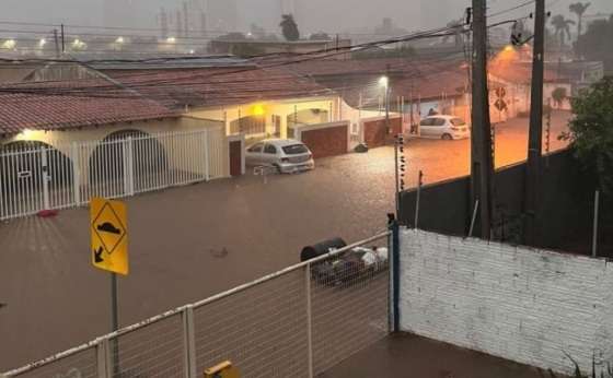 Rua alagada no bairro Jardim Tropical, em Cuiabá. Foto tirada durante a forte chuva de 12 de janeiro de 2025.