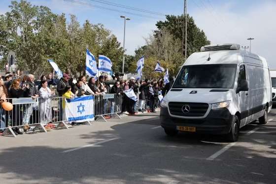 Hamas entrega corpos a Israel