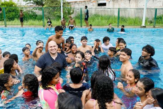 abilio pula em piscina com crianças