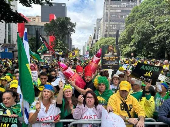 Ato que pede anistia aos presos do 8 de janeiro reúne milhares de pessoas na Avenida Paulista (SP).