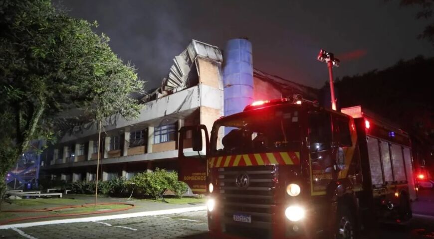 Incêndio de grandes proporções atinge campus da PUC no Paraná