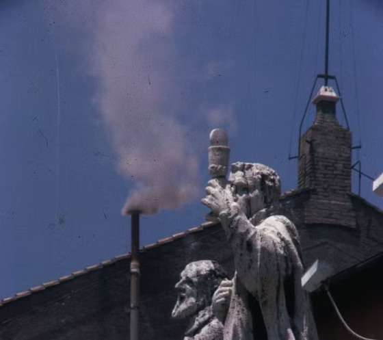 Tradicionalmente, uma fumaça branca é expelida de chaminé da Capela Sistina após eleição do novo Papa