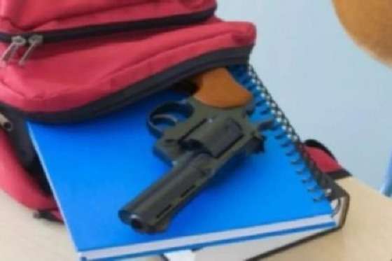 arma revolver em mochila infantil