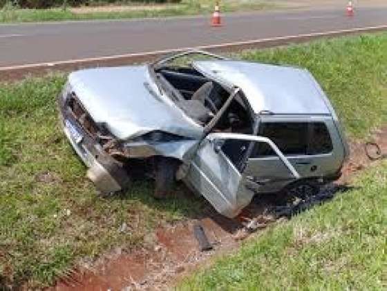 Motorista perde controle da direção, capota Fiat Uno e morre na MT-343