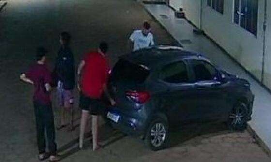 Registro do grupo criminoso se preparando para cometer o arrombamento ao caixa eletrônico na Prefeitura de Sorriso. 