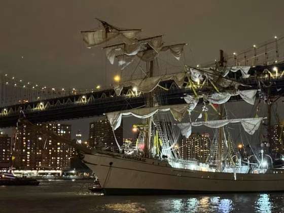 Navio de treinamento da Marinha mexicana bate na ponte do Brooklyn, em Nova York.