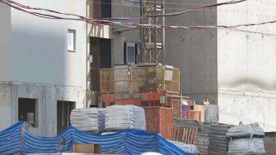 Elevador de cremalheira em obra onde três operários morreram