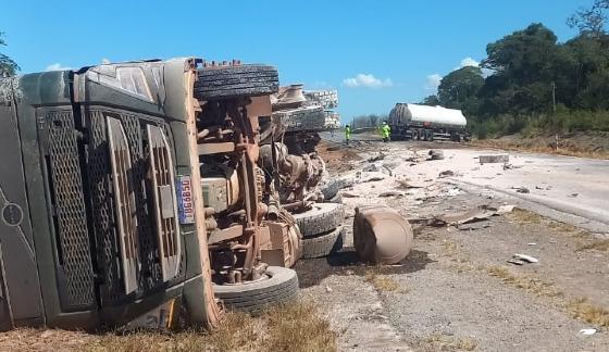 br-163 carreta tombada