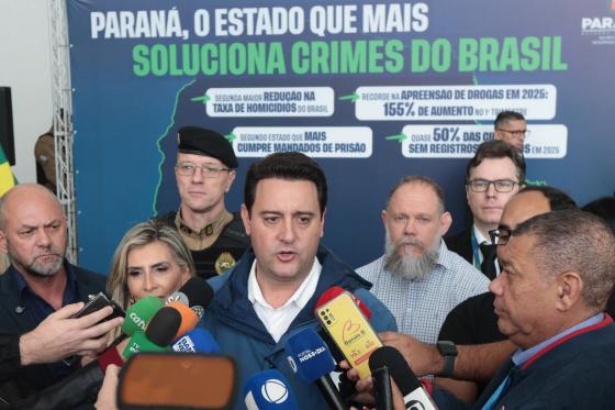 Ao centro, o goernador do PR, Ratinho Junior.