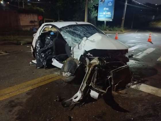 Um morre e três ficam gravemente feridos após motorista perder controle e bater carro contra muro em Cascavel. 