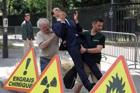 Estátua de cera de Macron é roubada por ativistas para protesto na embaixada russa