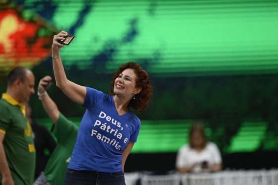 carla zambelli selfie