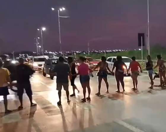Em protesto, moradores bloqueiam Rodovia Mário Andreazza após estudantes serem atropeladas