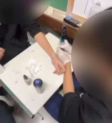 Aluno usa equipamento de tatuagem dentro de sala de aula, em colégio cívico-militar