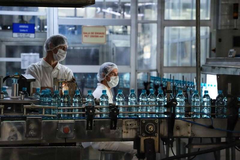 Indústria da água mineral cresce 41% em 2024 e movimenta R$ 341,2 milhões no Paraná