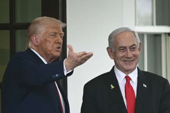Presidente dos EUA, Donald Trump (E), ao lado do premier de Israel, Benjamin Netanyahu, após reunião na Casa Branca
