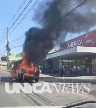 Saveiro pega fogo e trava trânsito na Avenida dos Trabalhadores, em Cuiabá