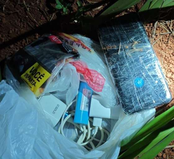 Policial penal é alvo de operação por suspeita de infiltrar celulares em presídio